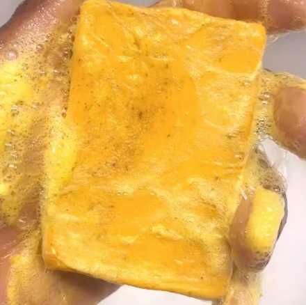 Jabón iluminador de limón, cúrcuma y ácido kójico